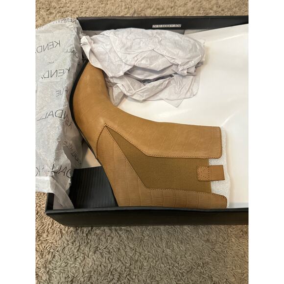 Kendall & Kylie Camel Colored Faux Leather Pointed Toe Chelsea Boots Size 8.5 - Picture 8 of 12